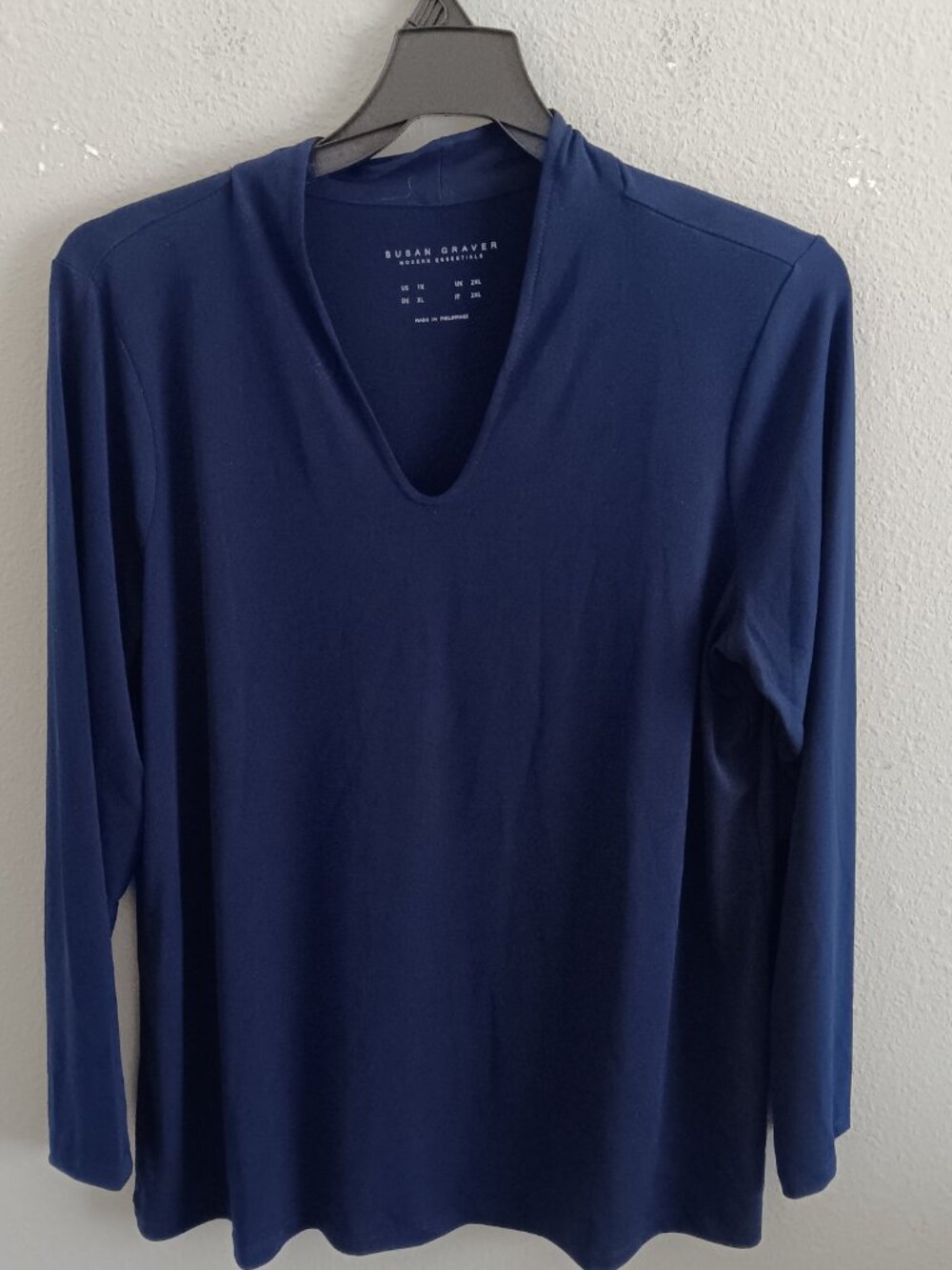 Susan Graver Modern Essentials Liquid Knit Voop Neck Top, Navy Sz 1X a672463 - Picture 2 of 4